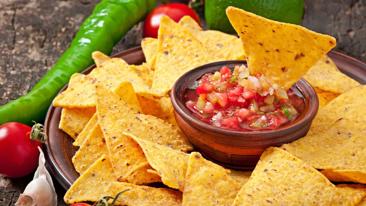 Mexican nacho chips and salsa dip in bowl (Magnific).