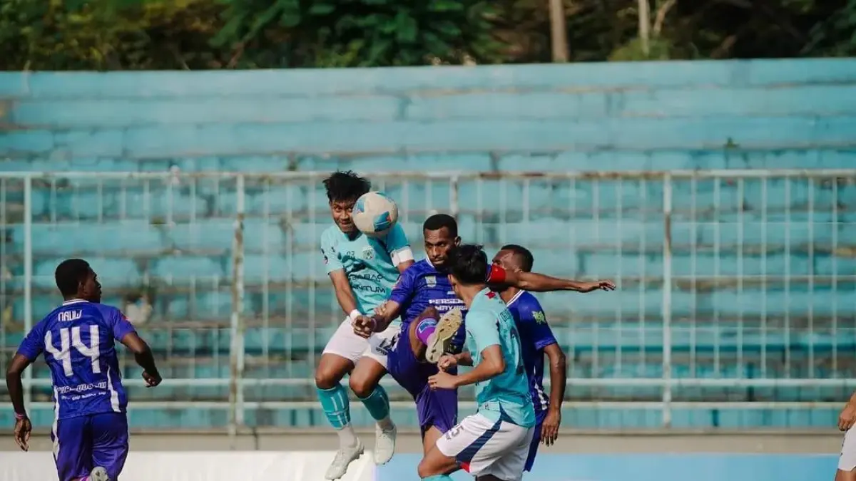 Pemain Persikoba Kota Batu berduel dengan pemain Persemay Maybrat di Stadion Gelora Brantas, Selasa (16/5). (MO Persikoba)
