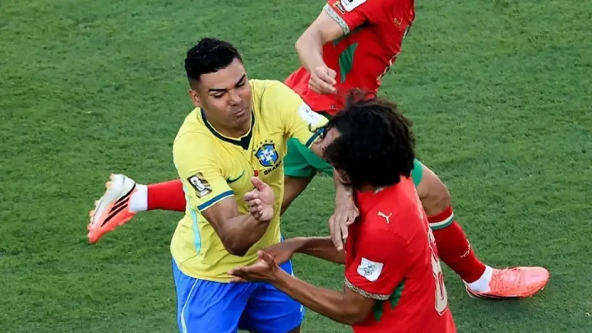 PEMBUKTIAN: Ayyoub Bouaddi saat telibat duel dengan Casemiro dalam pertandingan Maroko vs Brasil di Piala Dunia 2026 (15/6).