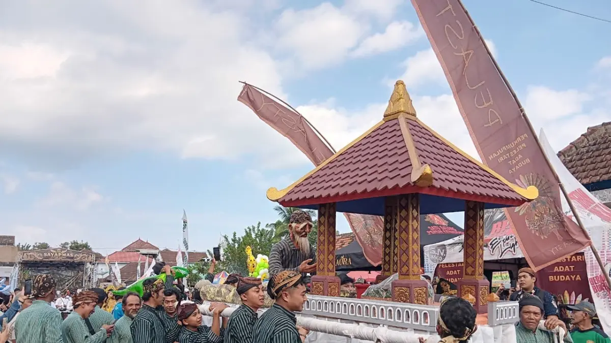 Peserta kirab mengarak tumpeng hasil bumi (INDAH MEI YUNITA/RADAR MALANG)