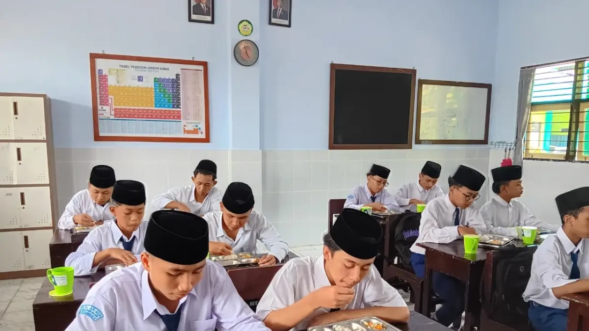 Siswa jenjang SMP menikmati menu MBG