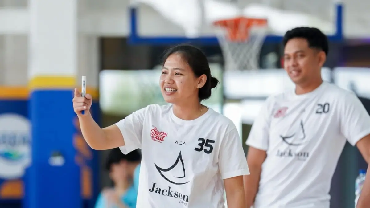 TAK GENTAR: Mey Putri Diana memberikan arahan kepada pemain dalam DBL Camp pada April lalu. (Dokumen Mey Putri Diana)
