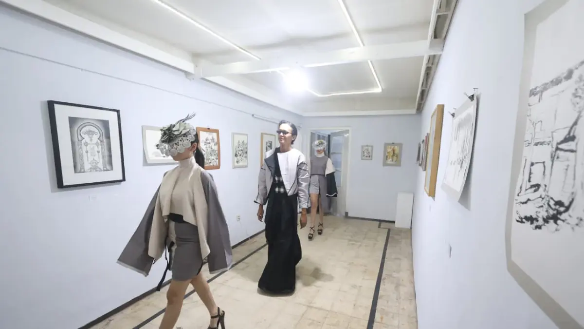 TAK TERBATAS RUANG: Sejumlah model menampilkan busana karya John Cataleya dalam acara Sketch and Drawing Exhibition di Hamur Art Space, kemarin. (Foto: Darmono / Radar Malang)