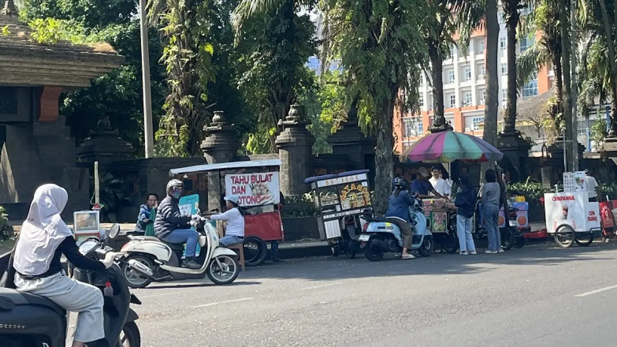 TITIK STRATEGIS: Sejumlah PKL liar mangkal di Jalan Veteran, kemarin (16/6). Senin lalu (15/6), 20-an PKL sudah ditindak petugas. (Nahdiatul Affandiah/Radar Malang)