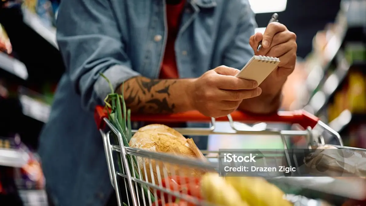 ILUSTRASI belanja menggunakan list kebutuhan. (iStock)