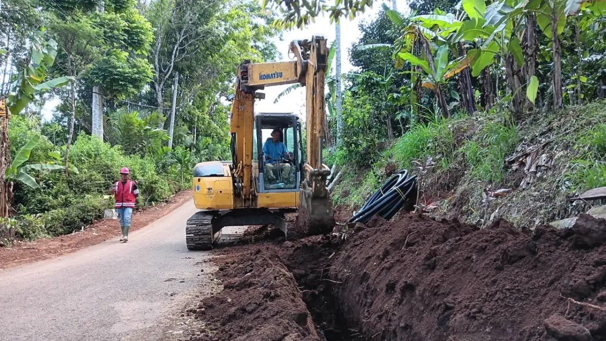 Pemasangan pipa untuk menambah pelanggan di Malang selatan