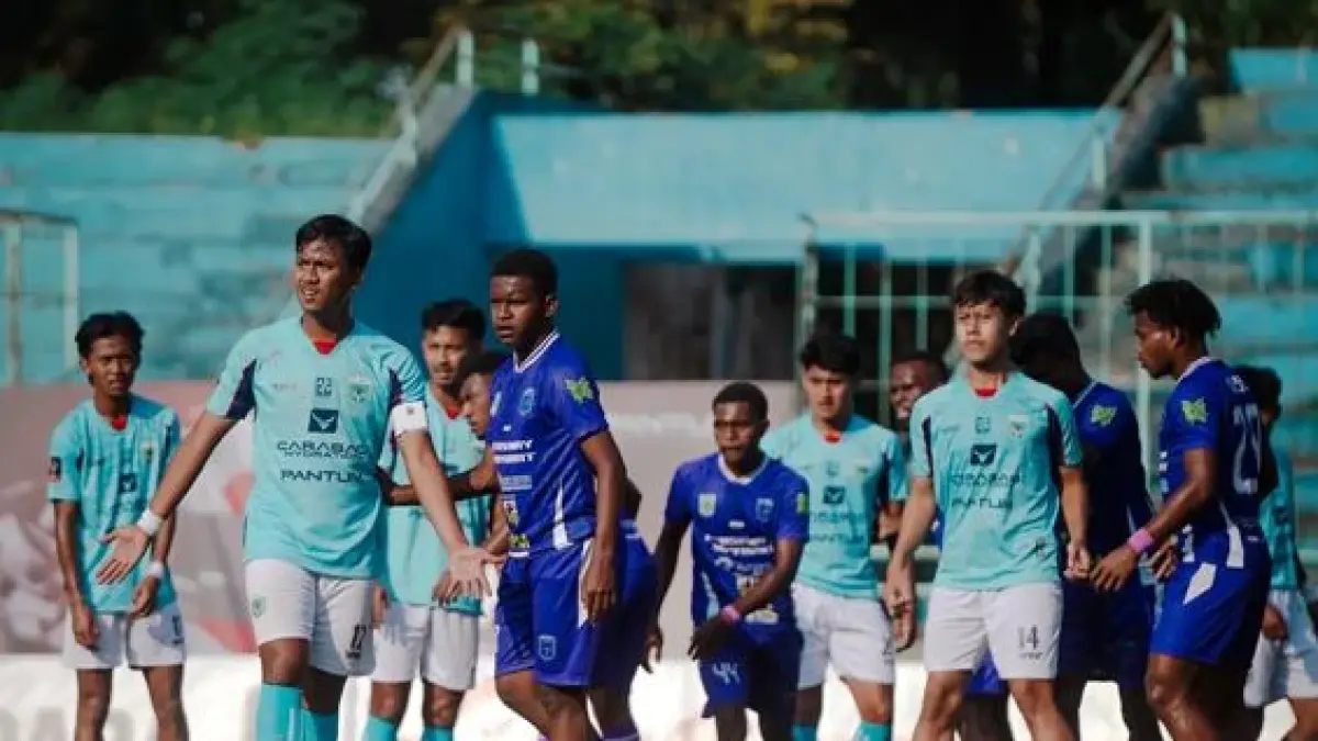 SIAPKAN EVALUASI: Pemain Persikoba Batu berusaha memanfaatkan sepak pojok dalam laga melawan Persemay Marybrat di Stadion Gelora Brantas, Batu, Selasa lalu (16/6). Foto: MO Persikoba Batu)