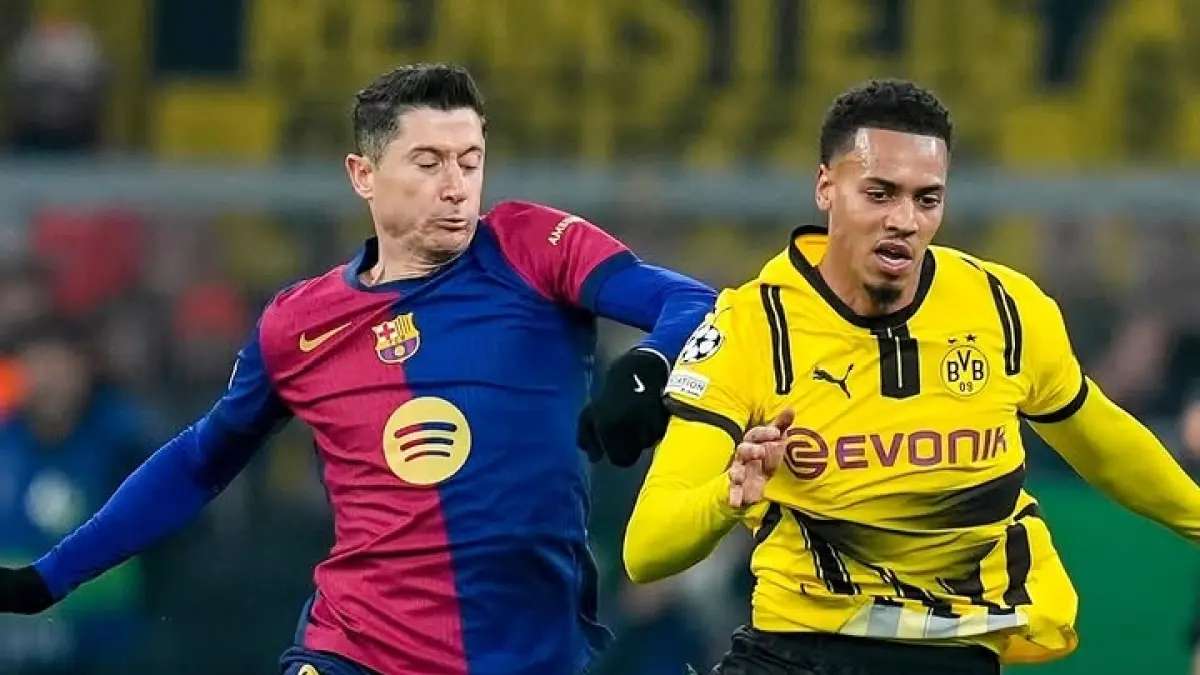 TERUJI: Felix Nmecha saat berduel dengan striker Barcelona Robert Lewandowski.