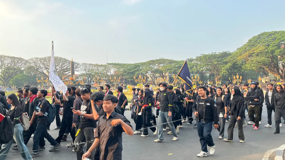 
TERUS BERJUANG: Ratusan mahasiswa dari Aliansi Malang Bergerak berkumpul di depan Balai Kota Malang kemarin (17/6). Mereka melakukan aksi massa menuntut Indonesia lebih baik. (Foto: Nahdiatul Affandiah/Radar Malang)
