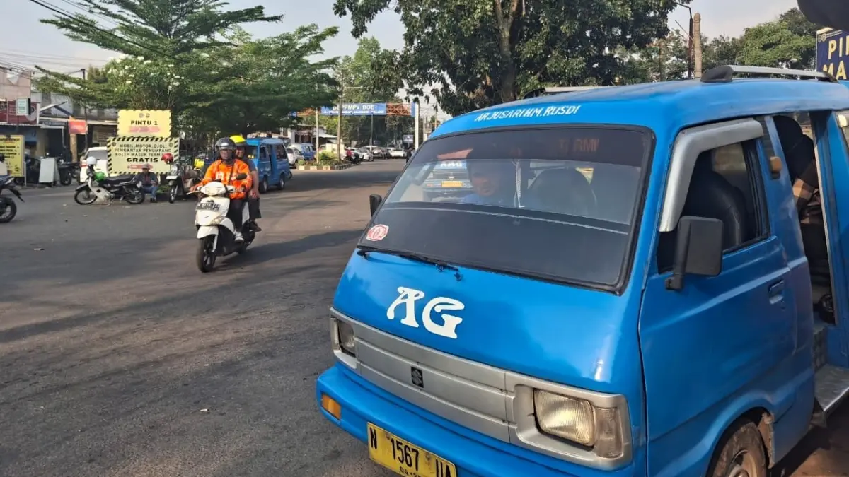 TUNGGU REGULASI: Salah satu angkot melintas di depan Terminal Arjosari, kemarin (17/6). Realisasi program angkot pelajar gratis masih menunggu proses fasilitasi di Pemprov Jatim. (Nabila Amelia/Radar Malang)