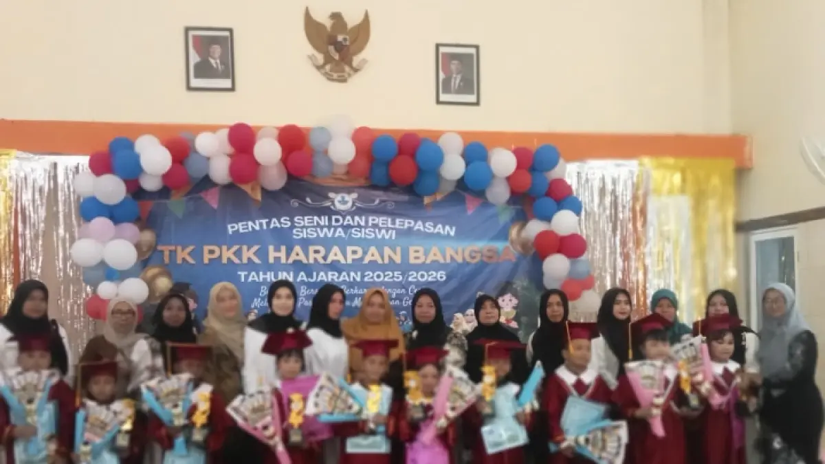 ANAK HEBAT: Suasana pelepasan siswa Kelompok B TK PKK Harapan Bangsa, Senin lalu (15/6).