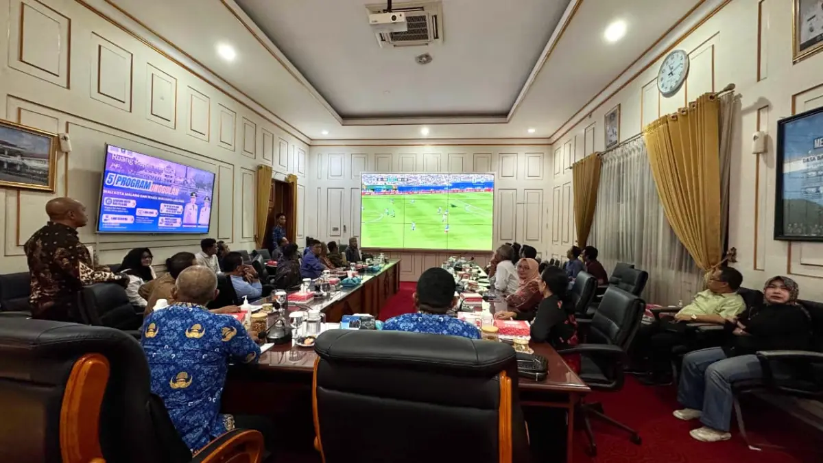 ASN Pemkot Malang menyemarakkan nobar Piala Dunia 2026. (Prokompim Setda Kota Malang)