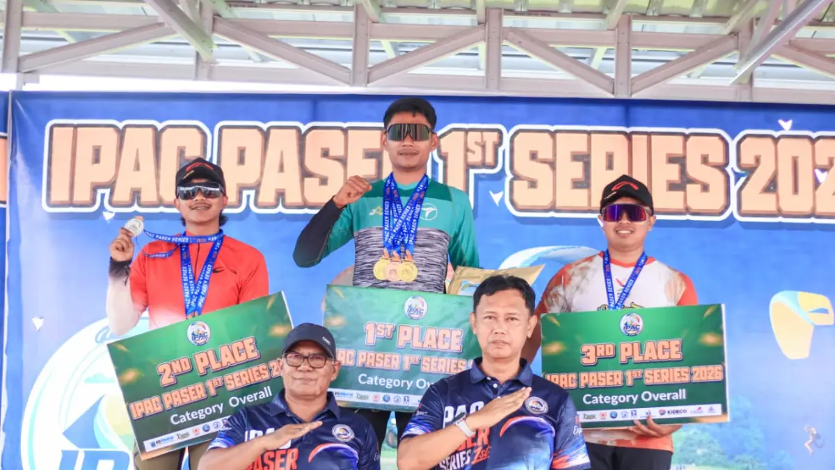 Atlet Paralayang Kota Batu Galuh Ade Pristanto (tengah) meraih juara 1 kategori overall dalam ajang IPAC Series 1 2026 di Bukit Sultan, Paser, Kalimantan Timur, 4-7 Juni lalu. (Galuh Ade Pristanto)