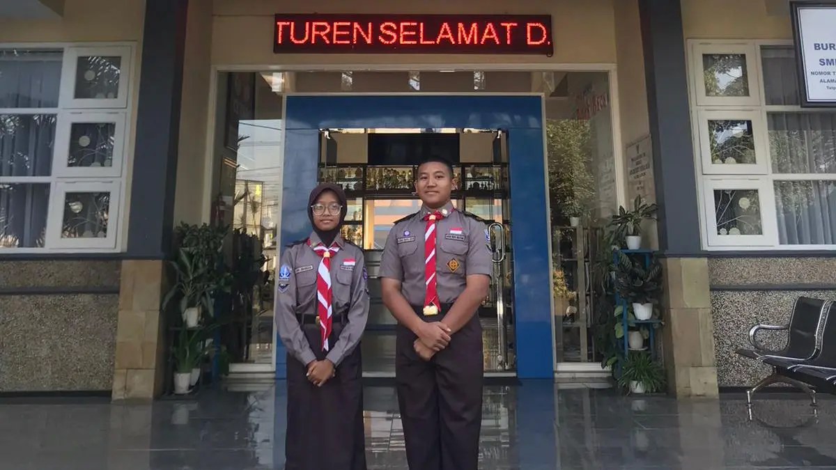 BIKIN BANGGA : M. Naufal Husain (kanan) peraih Juara I Global Student Olympiad (GSO) mata pelajaran PAI dan Zahra Urbaningrum yang tulisannya lolos Apresiasi Penulisan Esai dalam Krida Duta Bahasa Tahun 2026 tingkat nasional.
