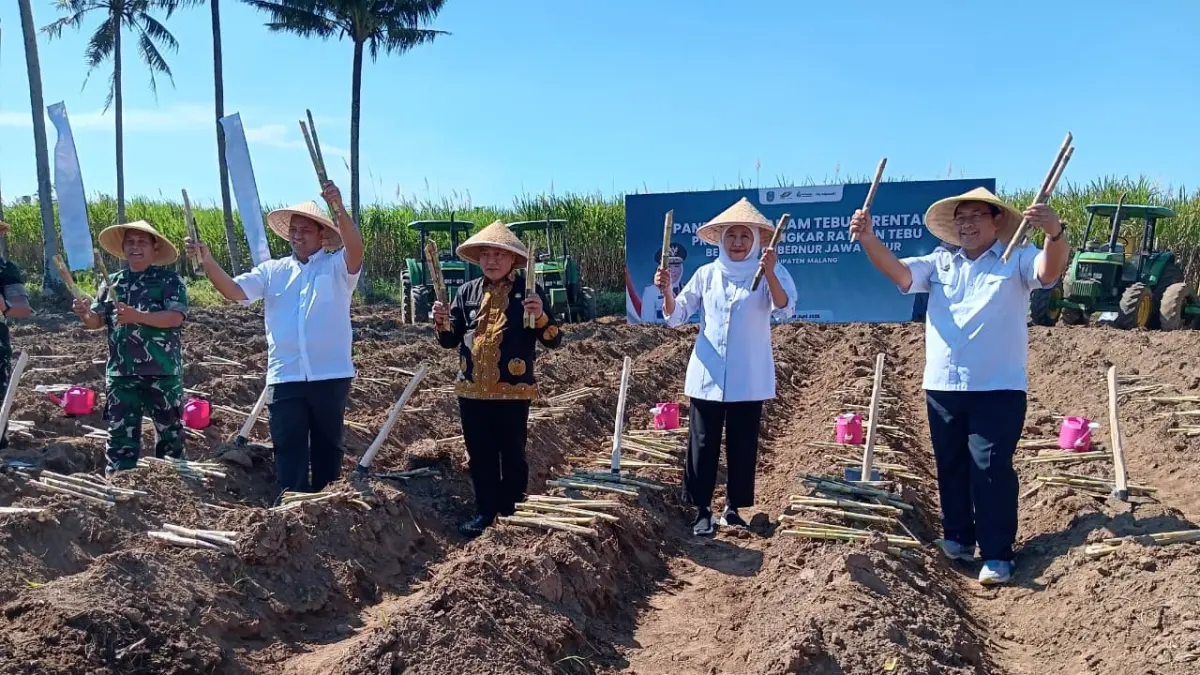 Bupati Malang H M. Sanusi (tengah) mendampingi Gubernur Jatim Khofifah Indar Parawansa (dua dari kanan) di Desa Putukrejo, Kecamatan Gondanglegi 