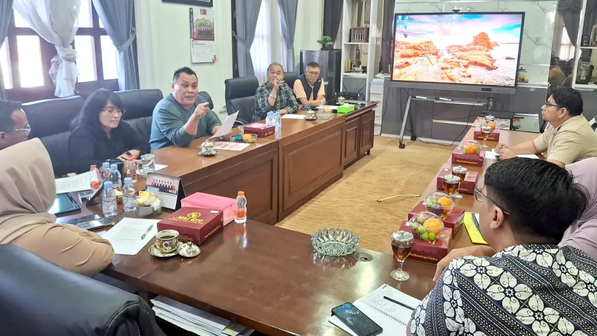 DAPAT MASUKAN: Perwakilan user Nayumi Sam Tower melakukan hearing bersama anggota Komisi A DPRD Kota Malang, kemarin. (Nabila Amelia/Radar Malang)