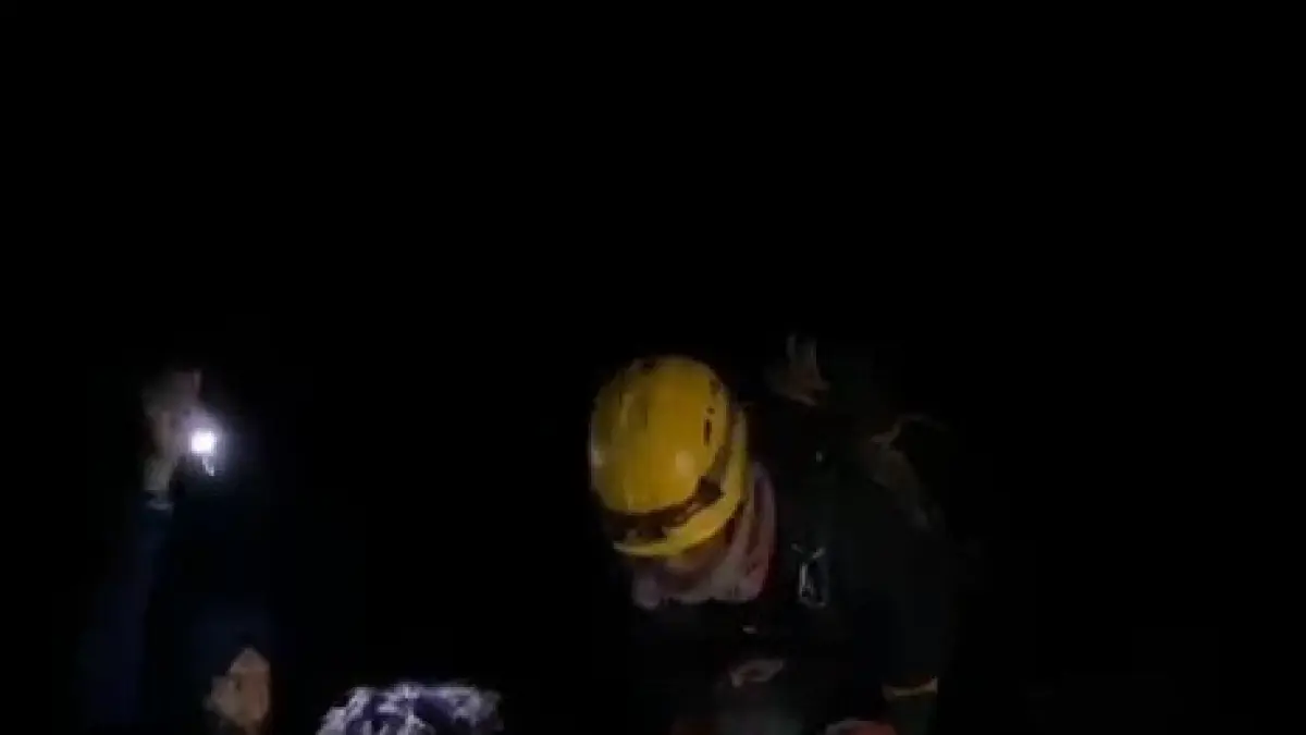 Evakuasi pendaki ilegal di jalur pendakian Gunung Semeru.