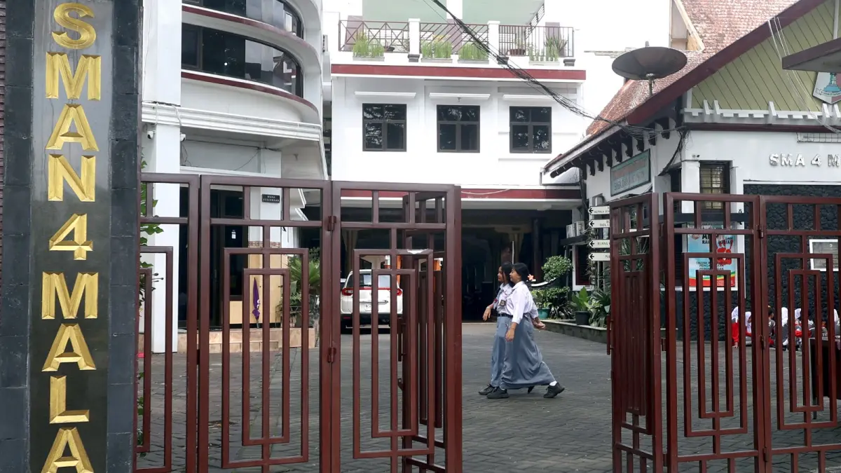 JADI TUJUAN SISWA: Suasana SMAN 4 Malang tampak lengang pada jam pembelajaran, beberapa waktu lalu. Pendaftaran masuk jenjang SMA/SMK Negeri ditutup kemarin (18/6). (Foto: Darmono/Radar Malang)