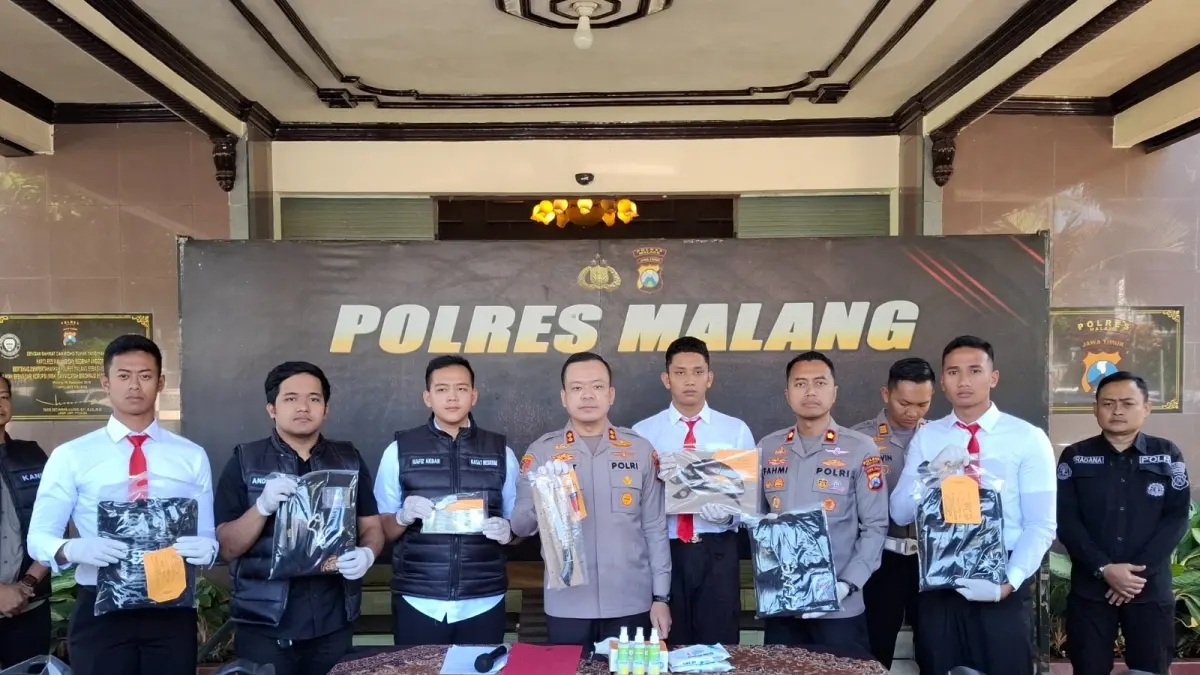 Kapolres Malang AKBP Muhammad Taat Resdianto menunjukkan barang bukti senjata tajam di Mapolres Malang.