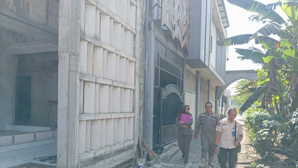 Personel satpol PP Kabupaten Malang meninjau salah satu cabang ponpes di Bululawang