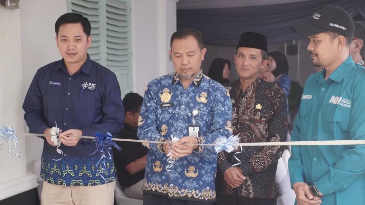 RESMI BUKA: Pemotongan pita oleh Direktur RS Lavalette drg Indra Gunawan, M.Kes., QHIA., bersama Humas RSUD Dr Saiful Anwar (RSSA) M. Syamsul Bakhri, S.Kep, Ners, M.Kep saat peresmian GSP Nurul Hayat.