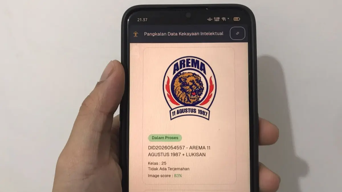 Seorang Aremania memantau proses pendaftaran logo singa bertindik oleh Arema FC di laman DJKI. (Aditya Novrian/Radar Malang)