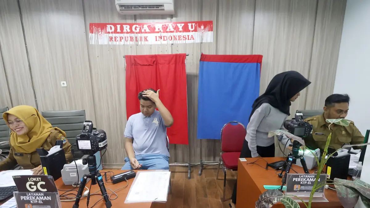 TINGKATKAN KESEJAHTERAAN: Sejumlah warga mengikuti perekaman e-KTP di Mal Pelayanan Publik Jalan Merdeka Timur, Kota Malang, beberapa waktu lalu. (Foto: Darmono/Radar Malang)