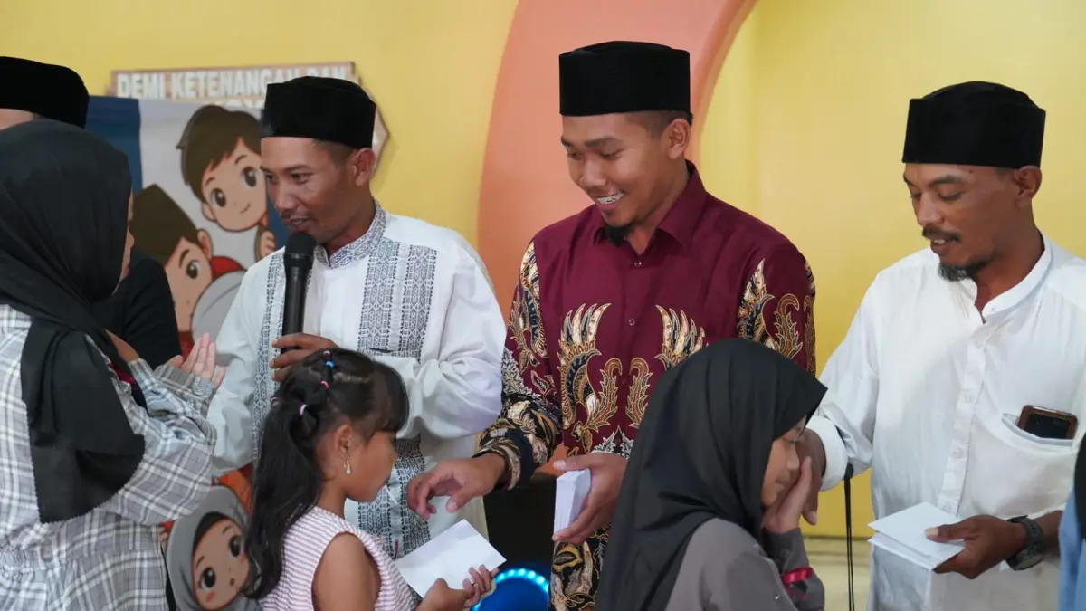 BERBAGI: Penyerahan santunan kepada anak yatim dalam program CSR perdana Mikutopia.