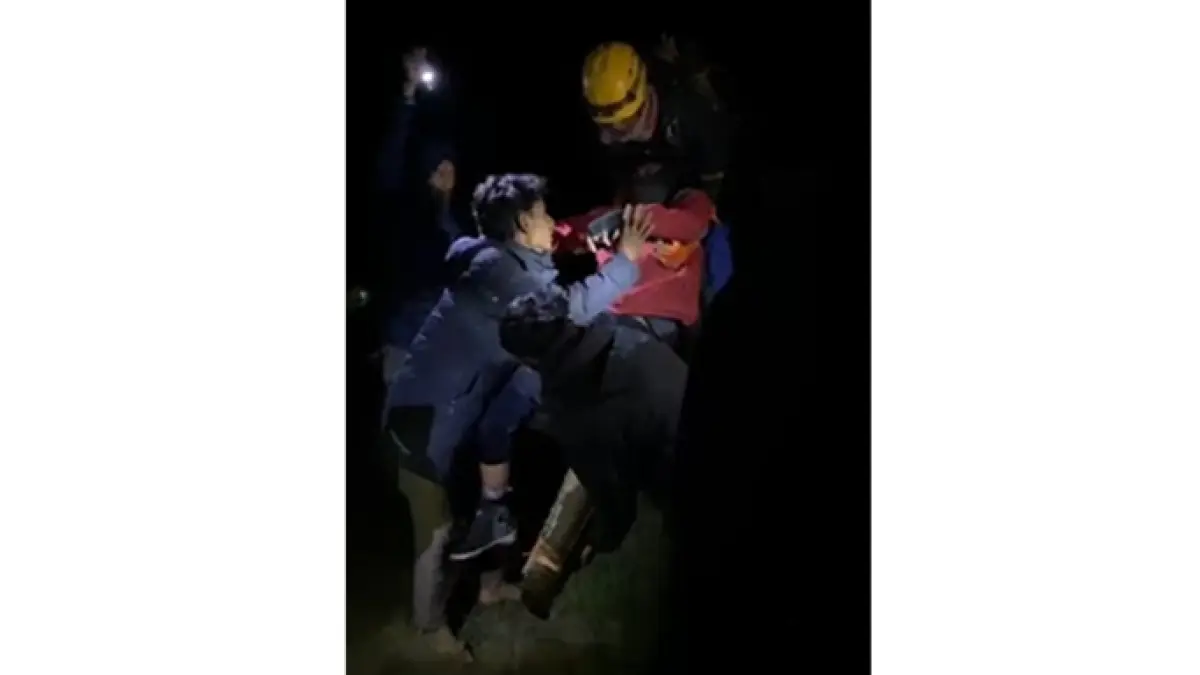 DILARIKAN KE RS: Tim mengevakuasi satu pendaki ilegal yang mengalami cedera di Gunung Semeru.