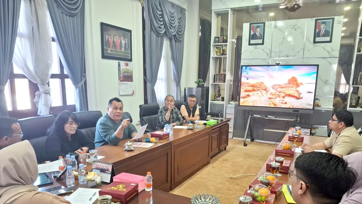 DISKUSI: Perwakilan user Nayumi Sam Tower melakukan hearing bersama Komisi A DPRD Kota Malang, kemarin.