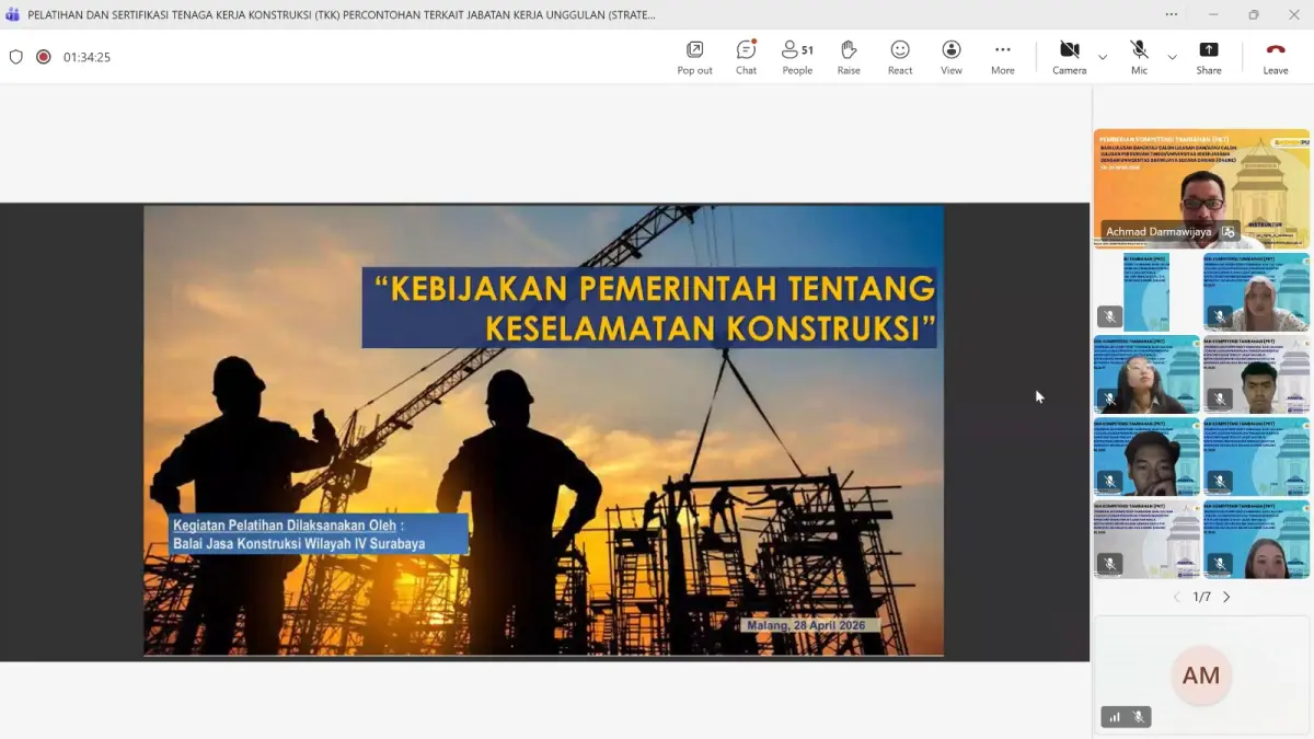 MENYIMAK: Peserta mendengarkan materi K3 yang dipaparkan narasumber.