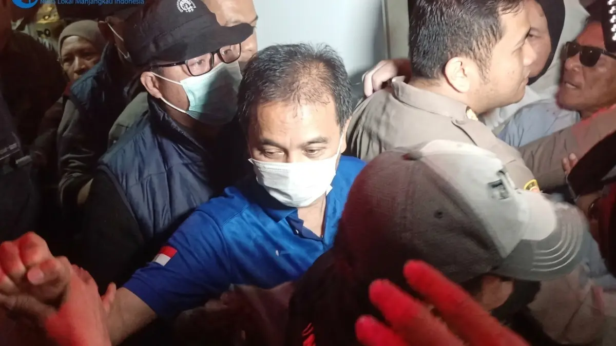 ROY SURYO (Baju Biru): Ketika Akan Menjalani Pemeriksaan Kesehatan di RS Polri Keramat Jati usai DItangkap (Sumber: Istimewa).