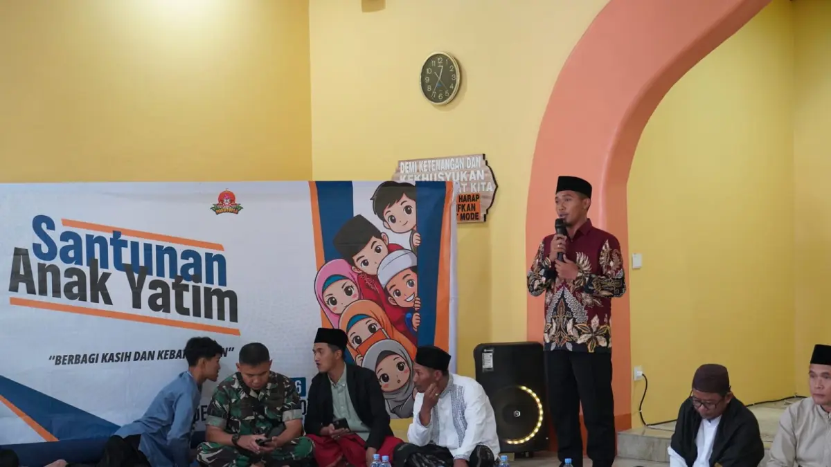 SAMBUTAN: Panji Akbar Ramadhani memberikan sambutan pada kegiatan santunan anak yatim di Mikutopia.