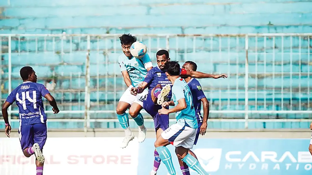SIAP BERBENAH: Pemain Persikoba Batu (kiri) melakukan duel udara dalam laga Liga 4 Nasional melawan Persemay Maybrat di Stadion Gelora Brantas, beberapa waktu lalu.
