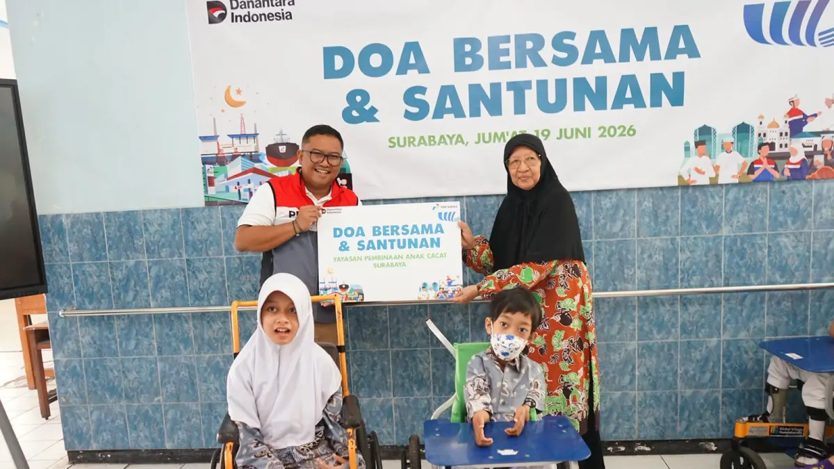 SOSIAL: Penyerahan santunan Pertamina Berkah kepada mereka yang membutuhkan.