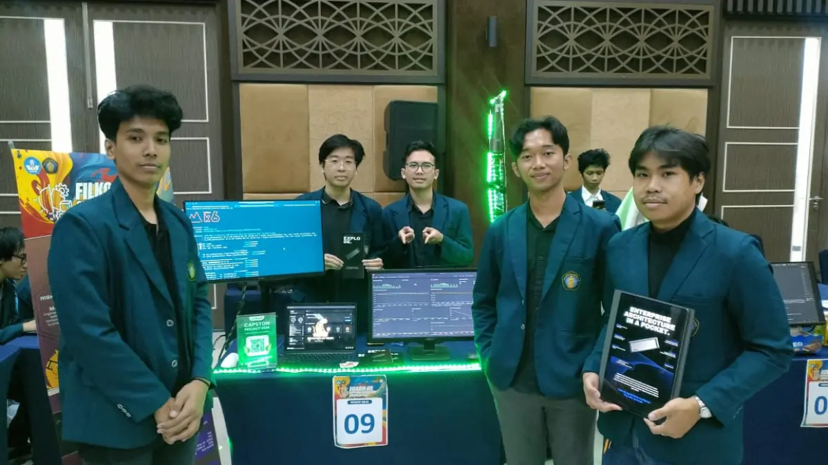 Tim mahasiswa FILKOM UB menunjukkan hasil pengembangan sistem yang dipamerkan dalam Capstone Project 2026.
