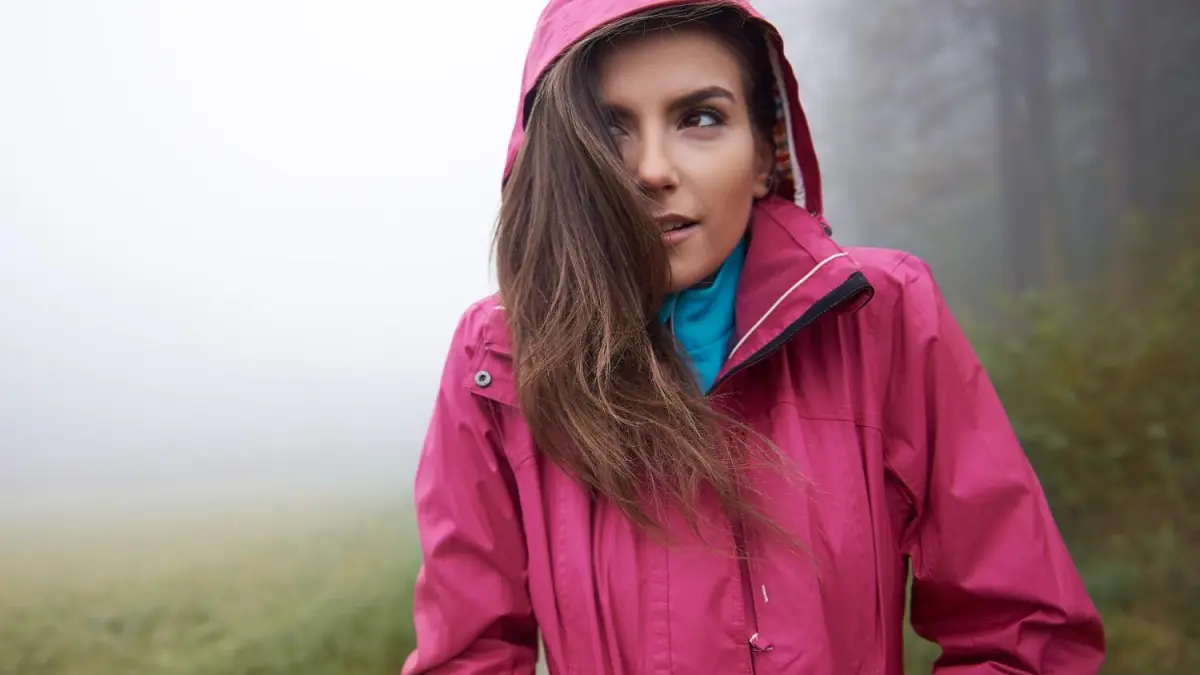 ILUSTRASI jaket Windbreaker Wanita untuk Hiking dan Traveling (sumber foto: magnific)