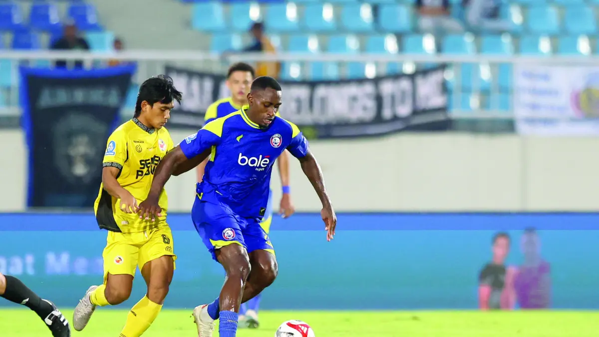 KONSISTEN: Matheus Blade (kanan) berusaha menggiring bola dalam laga BRI Super League musim 2025/2026.&nbsp;Foto: Darmono/Radar Malang

&nbsp;