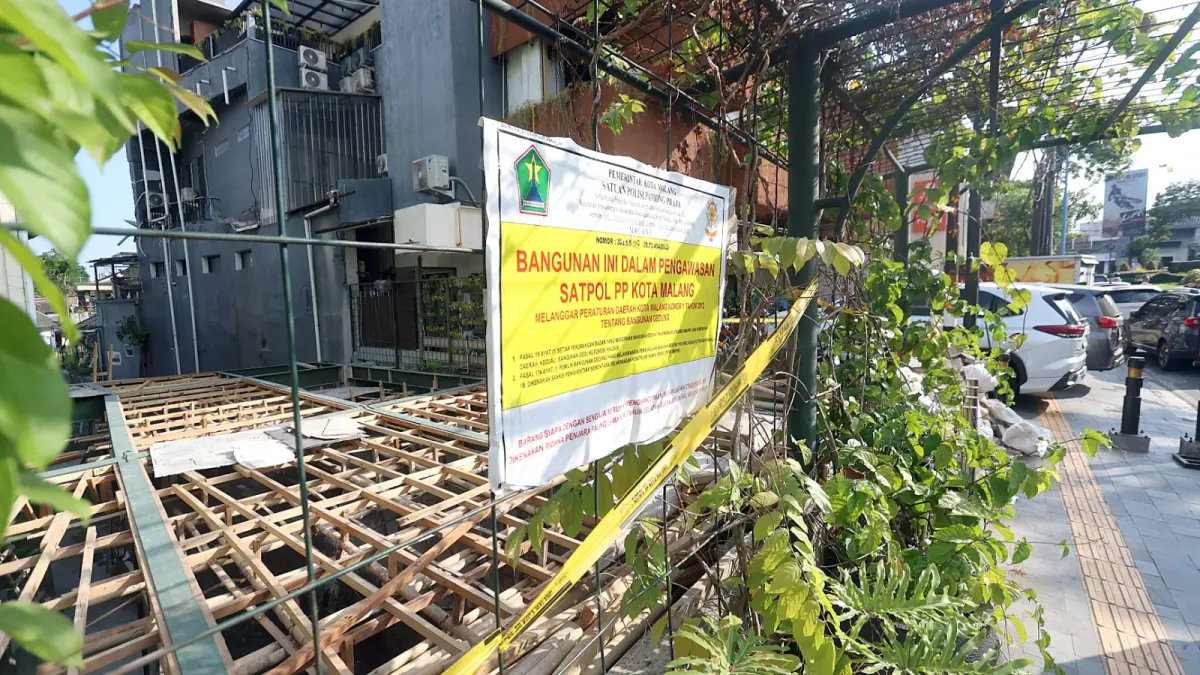 LANGGAR ATURAN: Bangunan di atas saluran kanal di Jalan Semeru, Klojen mulai dibongkar secara bertahap oleh pemiliknya. (Darmono/Radar Malang)