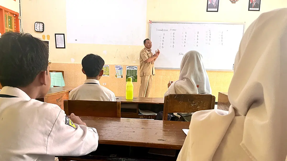 LANGGAR ATURAN: Bangunan di atas saluran kanal di Jalan Semeru, Klojen mulai dibongkar secara bertahap oleh pemiliknya. (Darmono/Radar Malang)