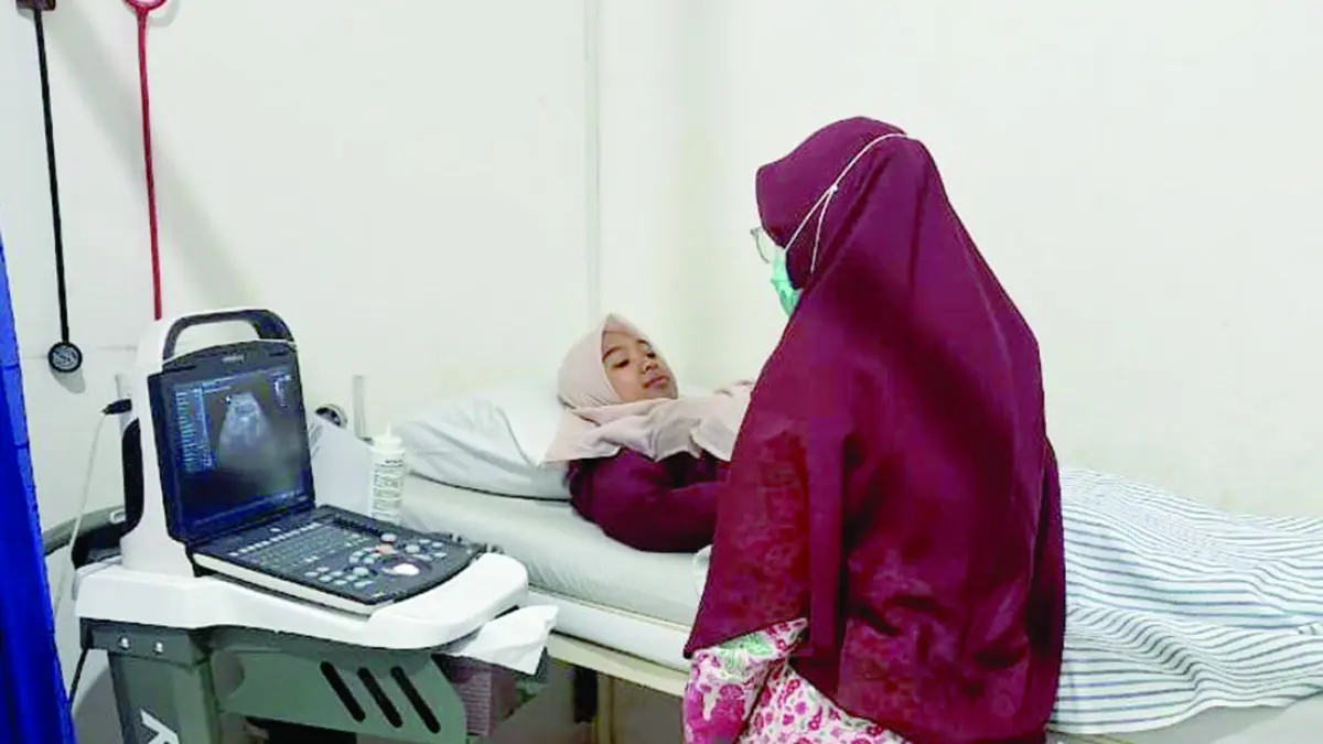 SEMAKIN KOMPLET:&nbsp;Seorang ibu hamil tengah melakukan pemeriksaan di Klinik Sumba Husada, beberapa waktu lalu.&nbsp;
