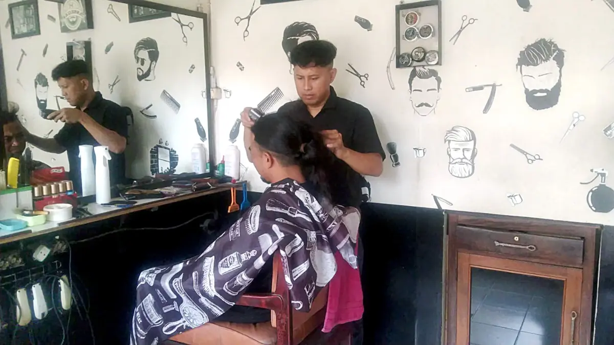 TERIMBAS: Yuliati, pemilik Rumah Vermak Malang di Jalan Puntodewo, Kecamatan Blimbing mengaku pesanan di tempatnya tak bisa diselesaikan tepat waktu akibat pemadaman bergilir. (Nabila Amelia/Radar Malang)