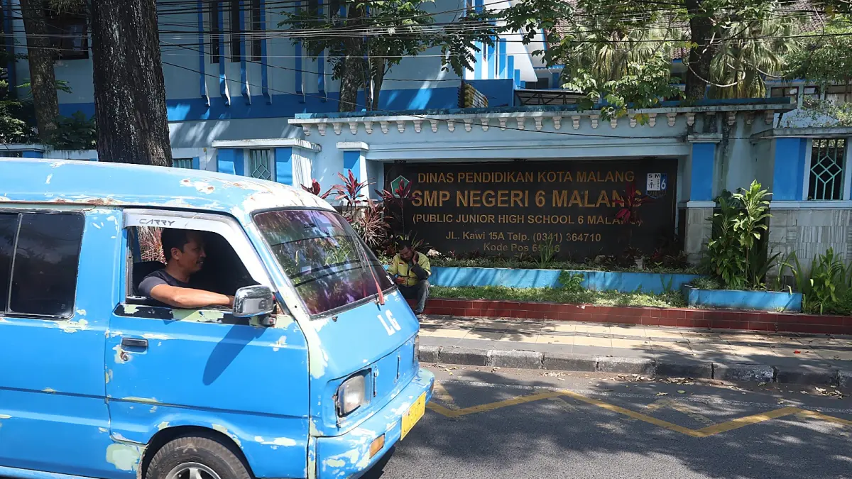 TINGGAL SELANGKAH: Salah satu angkot melintas di depan SMP Negeri 6 Malang, kemarin. Operasional program angkutan pelajar tinggal menunggu pengesahan perwali oleh Pemprov Jatim. (Darmono/Radar Malang)

&nbsp;