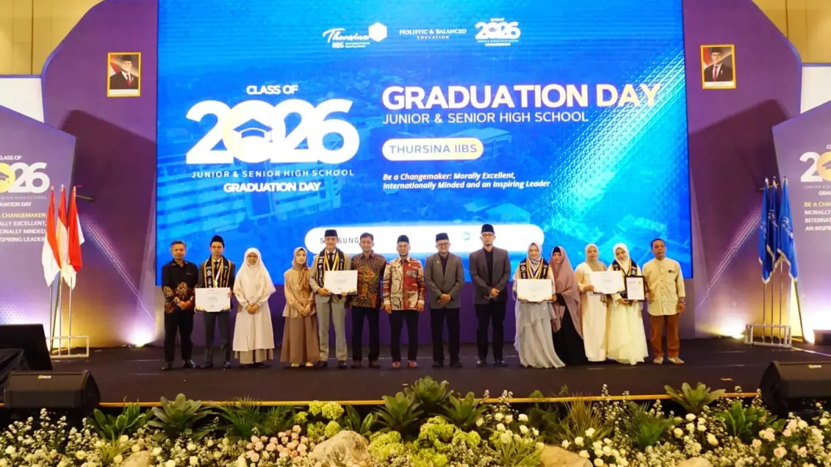 APRESIASI: Penerima penghargaan wisudawan dan wisudawati terbaik berfoto bersama pimpinan Thursina IIBS.