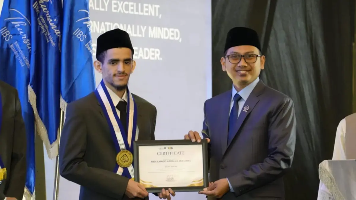APRESIASI: Penyerahan penghargaan kepada santri berprestasi (kiri) pada wisuda SMA Thursina IIBS angkatan 2026.