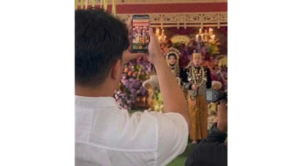 ATUR GAYA: Personel Weddingmu. id memotret pengantin dengan gaya formal sebelum masuk ke acara inti.