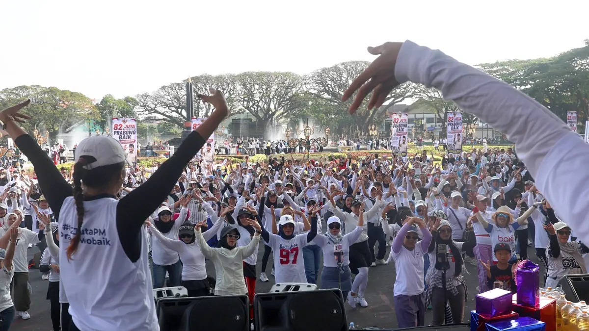 BENTUK RESPONS: Selain apel, ada kegiatan senam bersama yang dilakukan simpatisan SPPG Malang Raya di depan Balai Kota Malang, kemarin. (Darmono/Radar Malang)