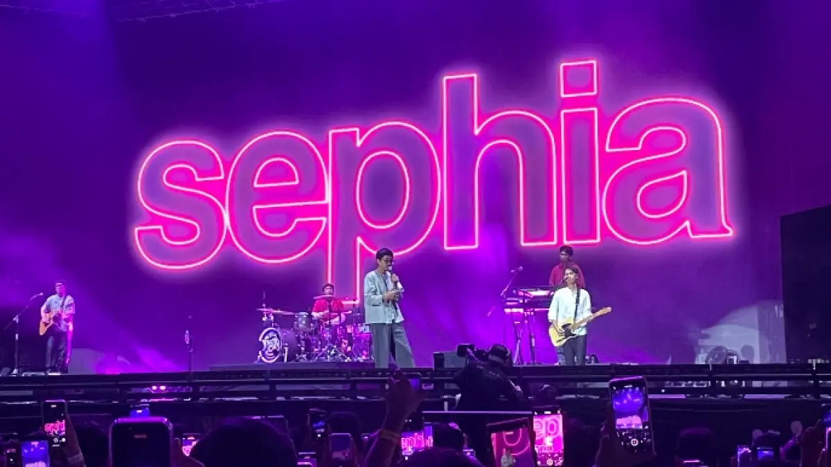 BIKIN SENDU: Sheila On 7 saat membawakan hits Sephia.