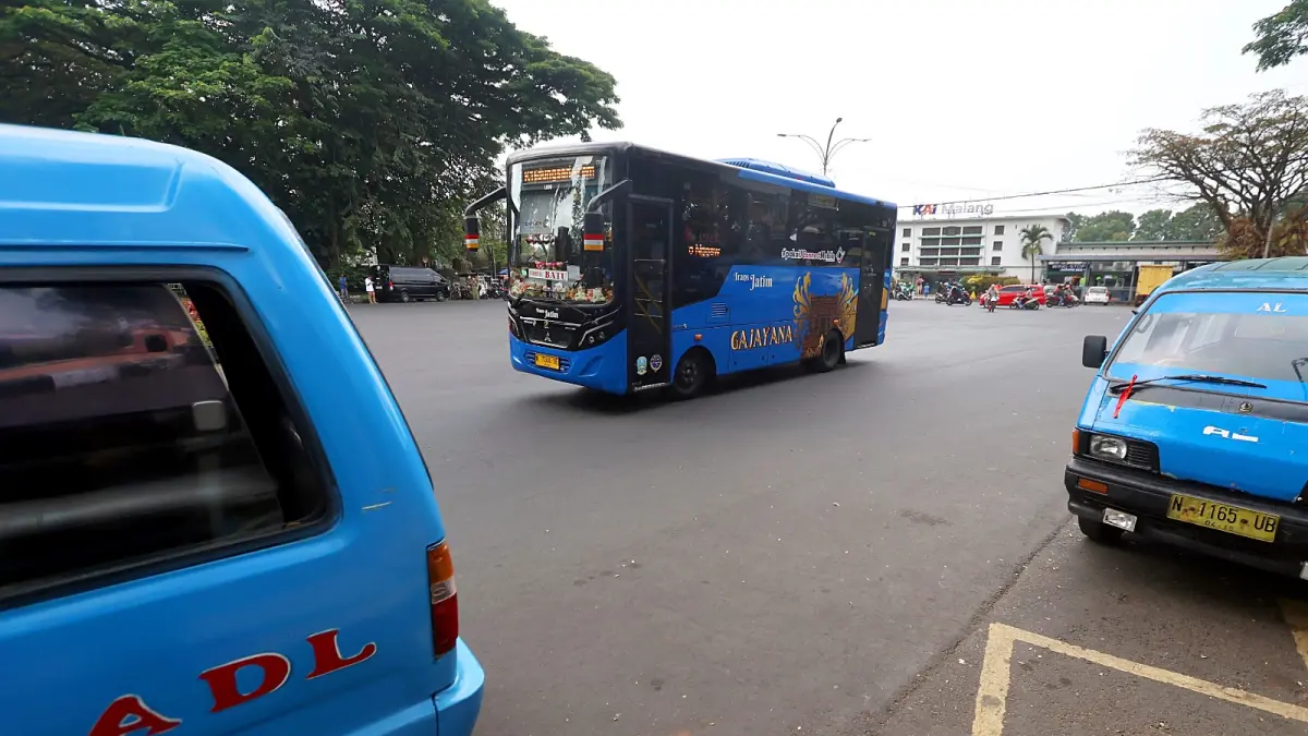 DITAWARI PEMPROV: Salah satu Bus Trans Jatim melintas di depan Stasiun Malang Kota Baru, kemarin. Program feeder atau angkutan pengumpan Bus Trans Jatim tengah disiapkan pemprov. (Darmono/Radar Malang)