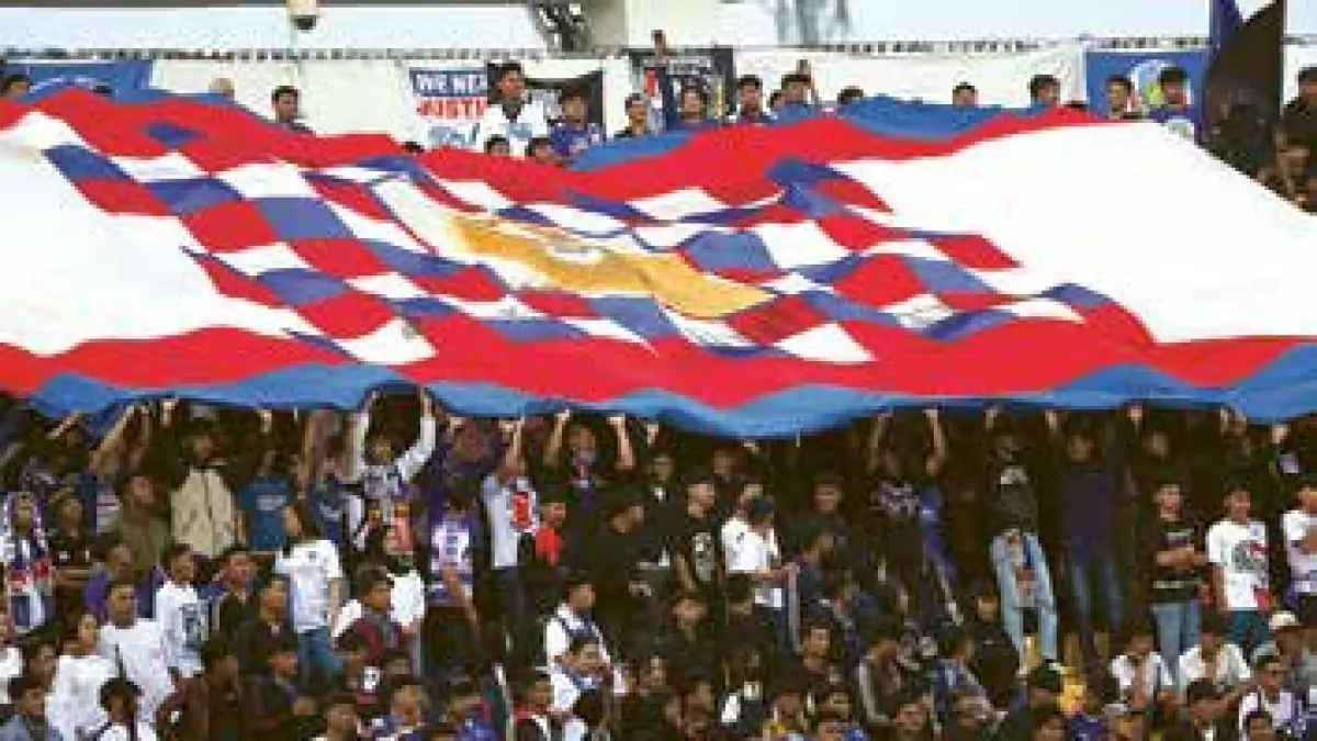 HARI INI PEMILIHAN: Aremania memberikan dukungan langsung dalam laga BRI Super League di Stadion Kanjuruhan.